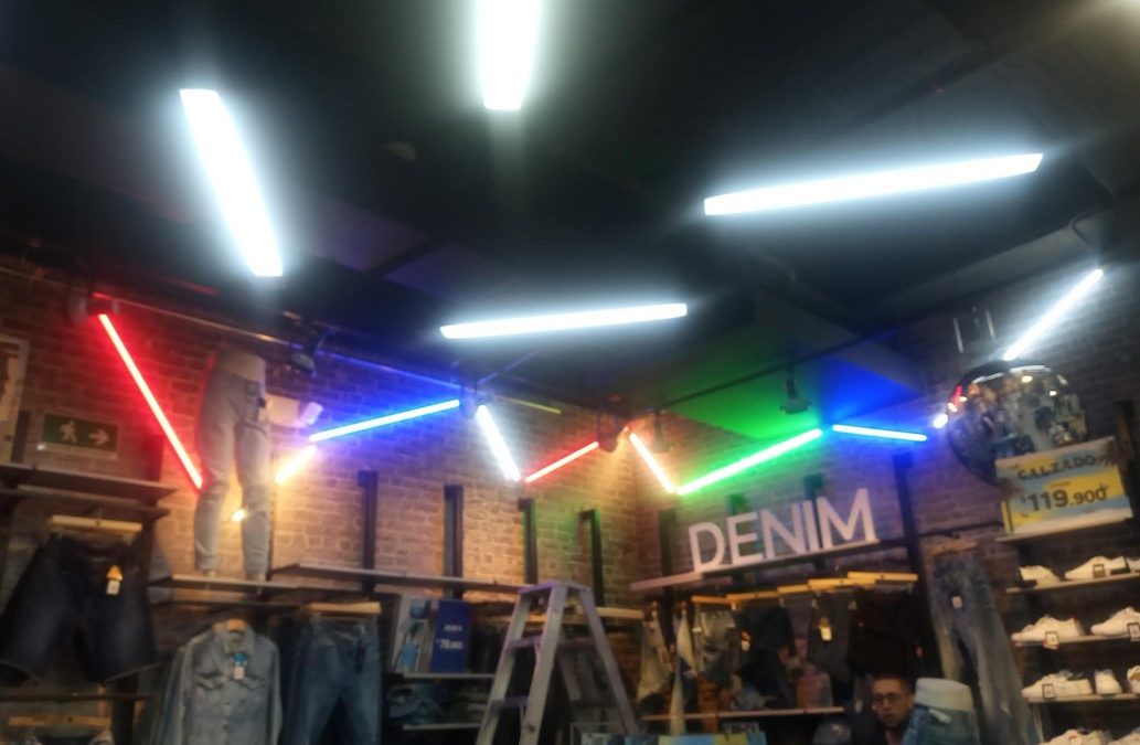 INSTALACIÓN DE TUBERÍA LED EN TIENDAS KOAJ.