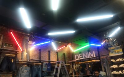 INSTALACIÓN DE TUBERÍA LED EN TIENDAS KOAJ.